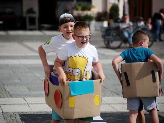 Kartonowe pojazdy opanowały Główny Rynek. Mali kaliszanie lubią czwartki ZDJĘCIA