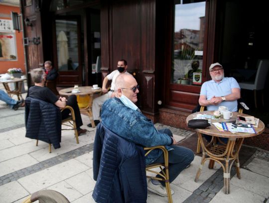 Kawa najlepiej smakuje „pod chmurką”. Kaliszanie odwiedzają ogródki restauracyjne ZDJĘCIA i WIDEO