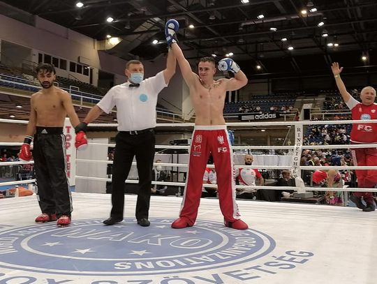 Kickboxerzy Prosny walczyli na Węgrzech w Pucharze Świata. Medal Oskara Dąbrowskiego