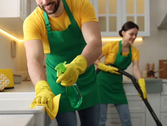 Kiedy warto zatrudnić firmę sprzątającą do domu?