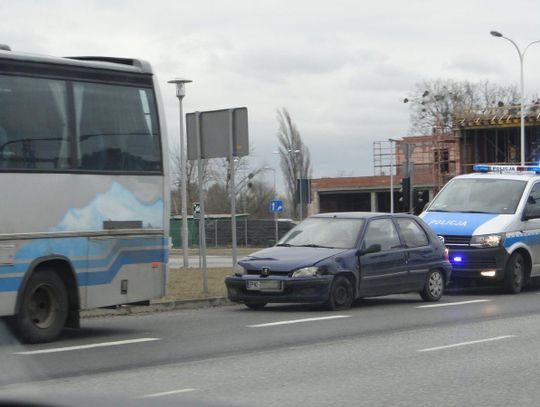 Kierowca autobusu nie ustąpił pierwszeństwa peugeotowi ZDJĘCIA