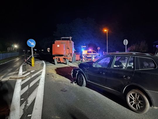 Kierowca BMW wjechał w tył kombajnu. Jedna osoba w szpitalu