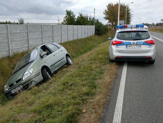 Kierowca „na podwójnym gazie” zakończył jazdę w rowie ZDJĘCIA