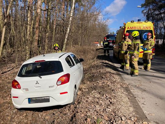 Kierowca zasłabł, auto wjechało do rowu. Zdarzenie w Wolicy