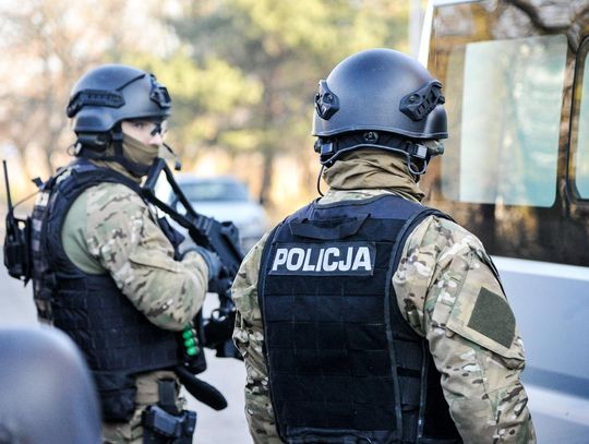 Kilkuset policjantów na drogach. Trwa obawa na bandytę