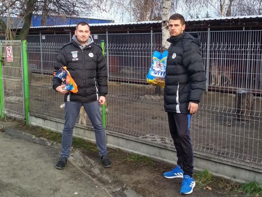 KKS i SP 16 dla schroniska. Karma i koce trafiły do zwierzaków