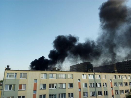 Kłęby czarnego dymu nad Kaliszem. To pożar styropianu ZDJĘCIA i WIDEO