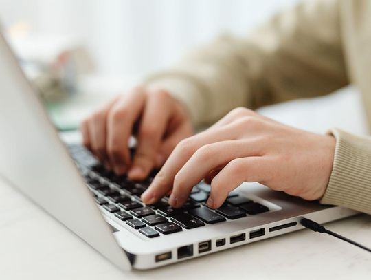 Kliknął w reklamę na Facebooku. Niewiarygodne, że przez to stracił TYLE pieniędzy