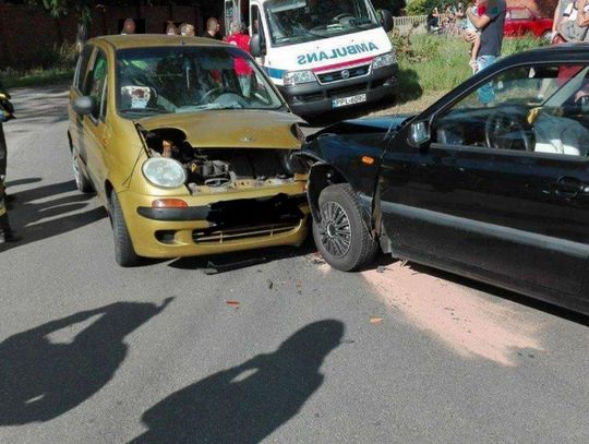 Kobieta w ciąży doprowadziła do czołówki. Powodem wystrzał opony?