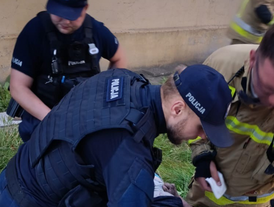 Kobiety uwięzione w płonącym budynku. Policjanci ruszyli na ratunek przez okno