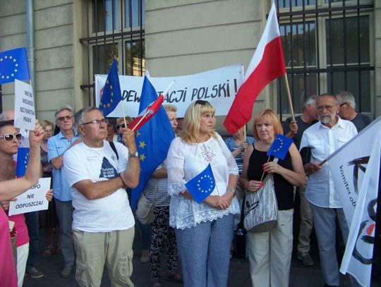 KOD i Obywatele RP w obronie sądów. Manifestacja w Kaliszu ZDJĘCIA