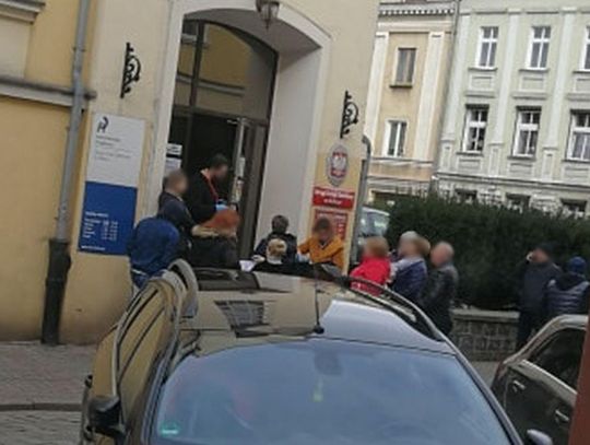 Kolejki przed skarbówkami, interesanci wpuszczani są pojedynczo. „Załatwiajcie sprawy z domu”!