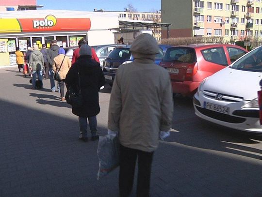 Kolejki seniorów przed sklepami. "Trzeba się stosować, żeby uniknąć tego, co we Włoszech"WIDEO