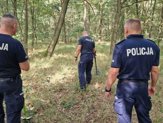 Kolejne niewybuchy w tym lesie. Policjanci apelują!