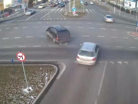 Kolejny kierowca łamie zakaz skrętu w lewo WIDEO