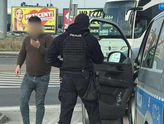 Kolejny raz żebrał i napastował przechodniów. Na miejsce przyjechał luksusowym BMW