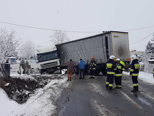 Kolejny wypadek ciężarówki. Droga zablokowana ZDJĘCIA