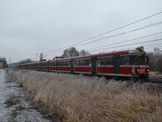 Kolejowy armagedon trwa, 200 osób uwięzionych w pociągach