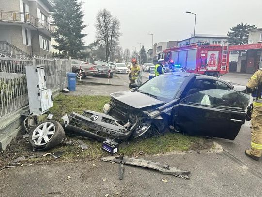 Kolizja na łuku drogi. Renault rozwalone na ogrodzeniu