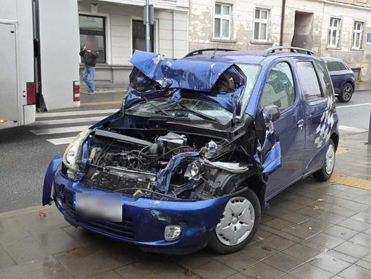 Kolizja na Nowym Świecie. Chwila nieuwagi przed przejściem dla pieszych ZDJĘCIA Kolizja na Nowym Świecie. Chwila nieuwagi przed przejściem dla pieszych ZDJĘCIA