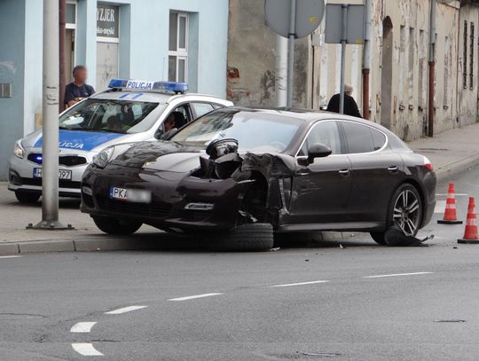 Kolizja na rondzie. Kierowca ciężarówki zahaczył naczepą o porsche ZDJĘCIA