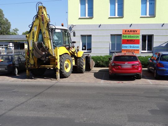 Kolizja samochodu i koparki. W pojazdach nie było… kierowców ZDJĘCIA