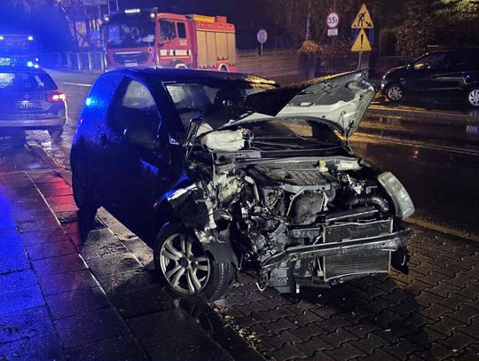 Kolizja trzech aut w Kaliszu. Sprawca był pijany i próbował uciec