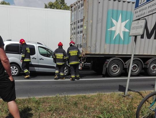 Kolizja z ciężarówką na al. Wojska Polskiego ZDJĘCIA