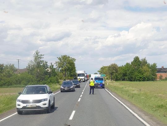 Koło urwało się od ciężarówki i z ogromną siłą uderzyło w jadący pojazd