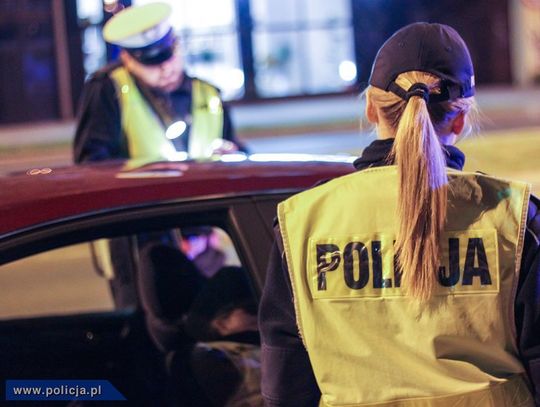 Kompletnie pijany kierowca zasnął na parkingu marketu. Interweniowała policja
