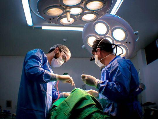 Koniec z „lekarzami walizkowymi”. Tych operacji nie zrobi już każdy szpital