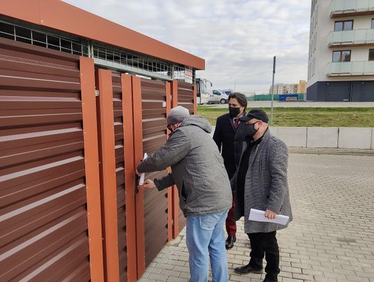 Koniec z podrzucaniem śmieci na Dobrzecu. Przy pojemnikach pojawiły się wiaty i monitoring