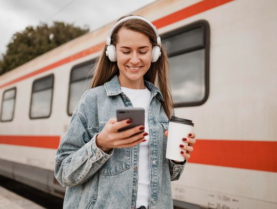 Koniec ze staniem w kasach! Jak kupić bilet na pociąg w 3 minuty, pijąc rano kawę?