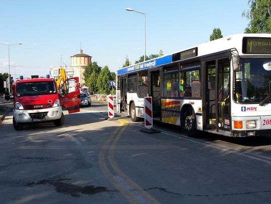 Koparka uderzyła w autobus ZDJĘCIA