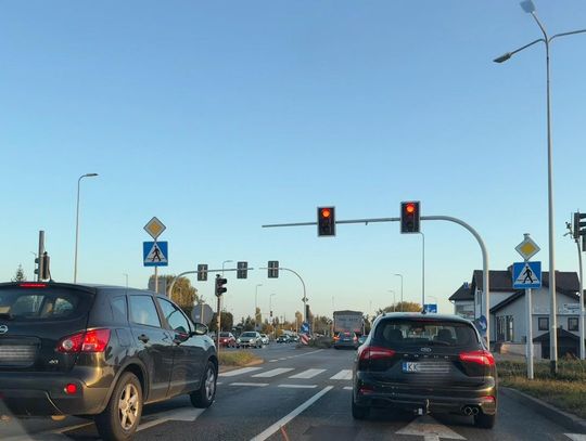 Korki na al. Wojska Polskiego. Kierowcy tracą cierpliwość na 𝐓𝐘𝐂𝐇 ś𝐰𝐢𝐚𝐭ł𝐚𝐜𝐡, miasto odpowiada