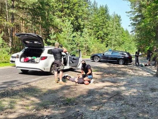 „Korzystali z nieobecności domowników”. Spektakularna akcja policji