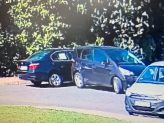 Kraksa na parkingu. Kobieta odjechała jakby nigdy nic