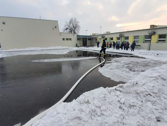 Krotoszyńscy strażacy pomogli w utworzeniu bezpiecznego lodowiska