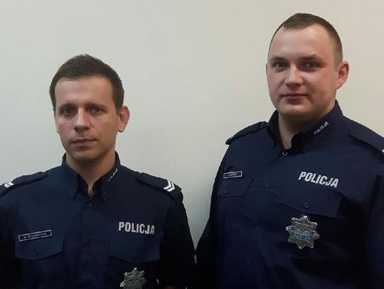 Krzyczał, że rzuci się pod samochód. Uratowali go policjanci