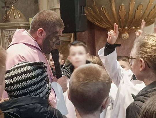 Ksiądz umazany błotem. „Cyrk czy super pomysły?"