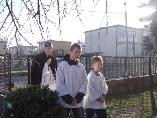 Księża kolędują po domach