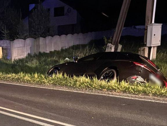 Kto prowadził? Audi w rowie, dwaj mężczyźni pod wpływem alkoholu