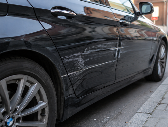Kto uszkodził BMW przy ul. Lipowej? Policja prosi o pomoc