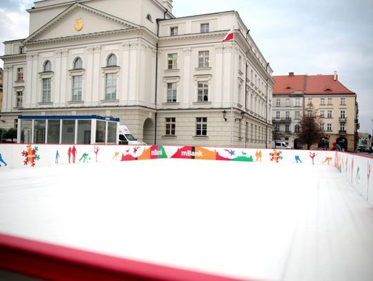 Lodowisko przed ratuszem gotowe! ZDJĘCIA