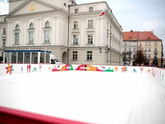 Lodowisko przed ratuszem zaczęło się topić. Atrakcja będzie czynna od 24 grudnia