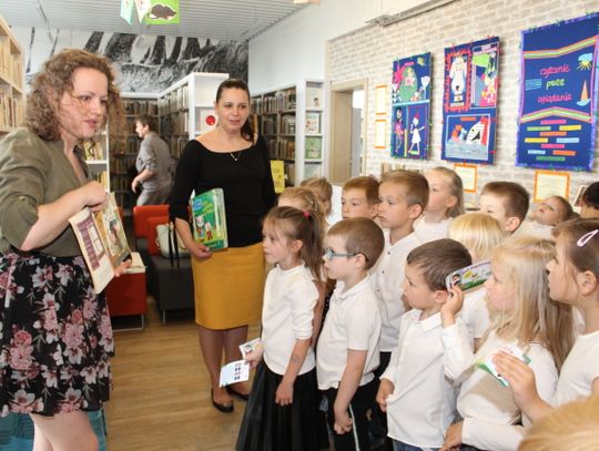 Magnesiaki przyciągają do biblioteki. Nowa zabawa dla dzieci