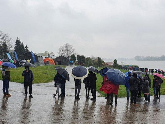 Majówkowy spadek zakażeń. Za to wielka kolejka do szczepień ZDJĘCIA