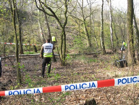 Makabryczne odkrycie. W lesie leżały zwłoki w znacznym stanie rozkładu