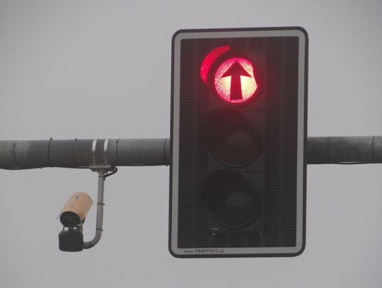 Mandatów za przejazd na czerwonym świetle nie będzie