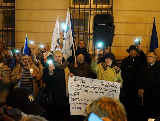 Manifestacja przed kaliskim sądem. W obronie demokracji i wolnych sądów ZDJĘCIA